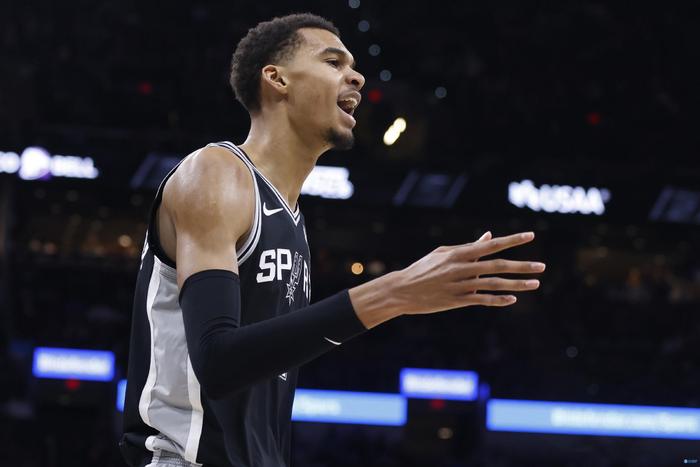  福克斯压哨抛投绝杀国王，马刺新秀文班亚马两双